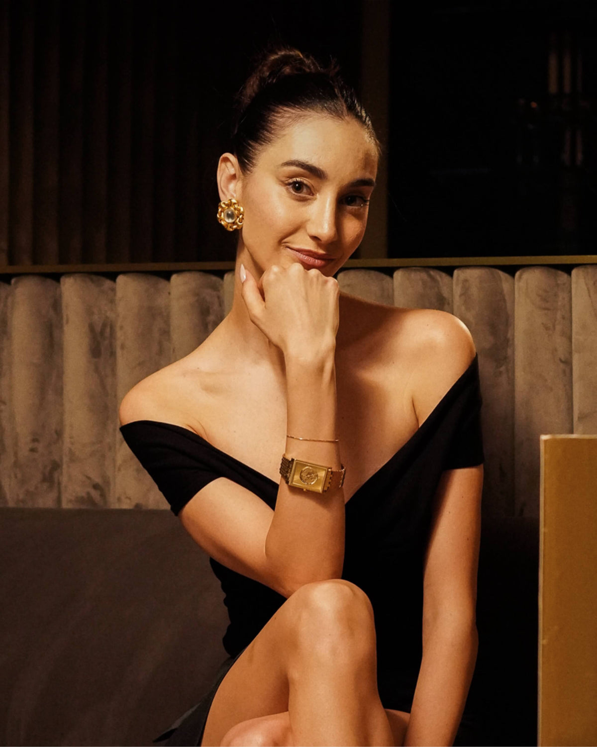 Jess Paige O'Donnell wears VIEREN Gold Sunray watch