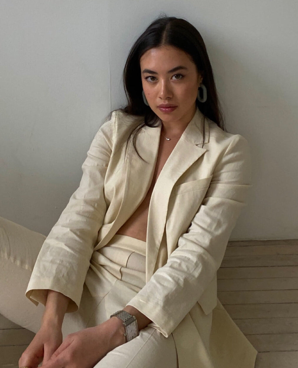 Sasha Mei wearing the VIEREN White Diamond women's watch gift for her