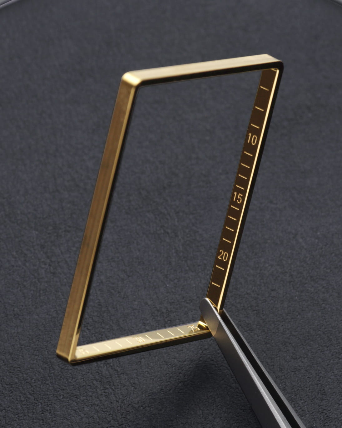 VIEREN watches signature 18K gold rehaut ring with etched minute trackers