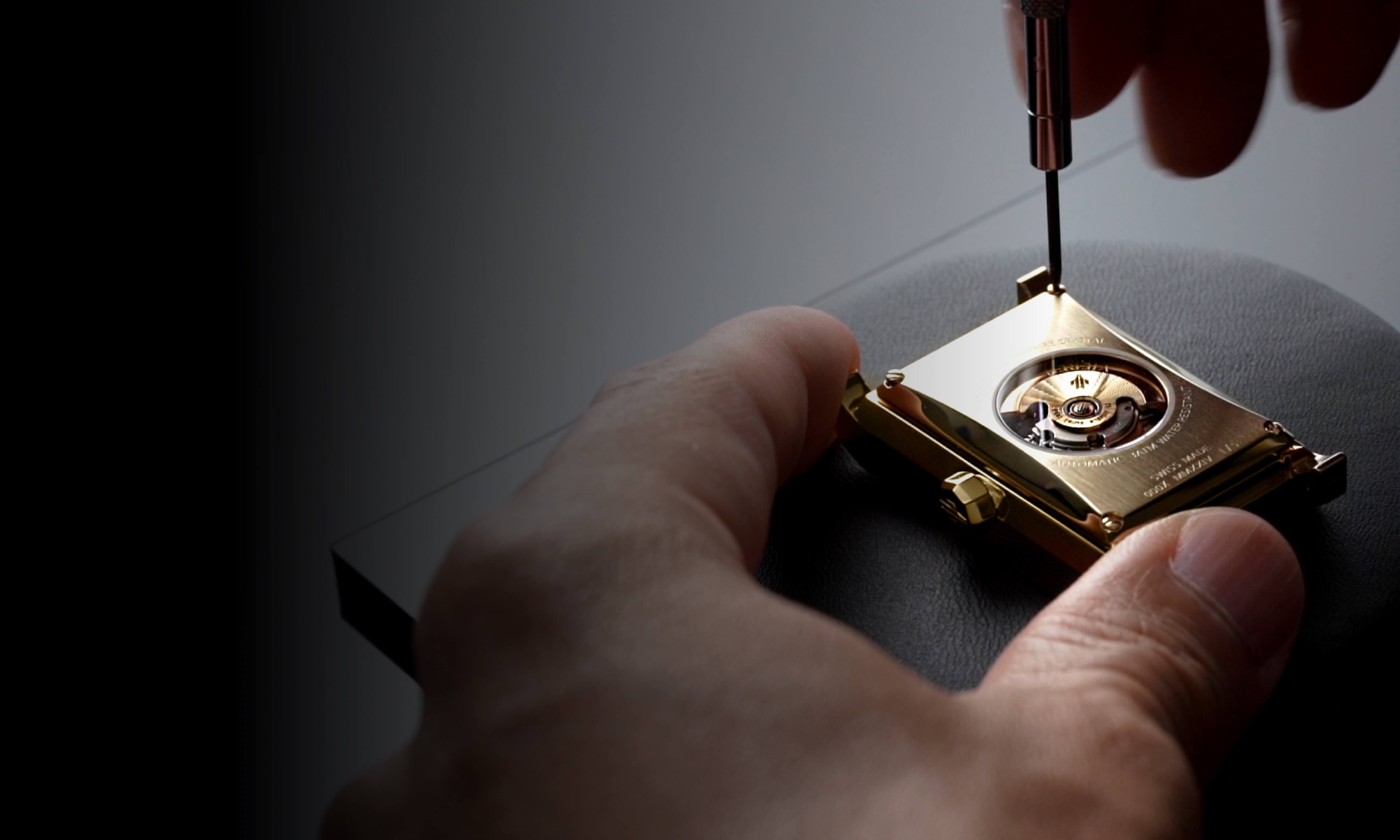 VIEREN gold rectangular watch caseback with Swiss automatic movement and craftsmanship
