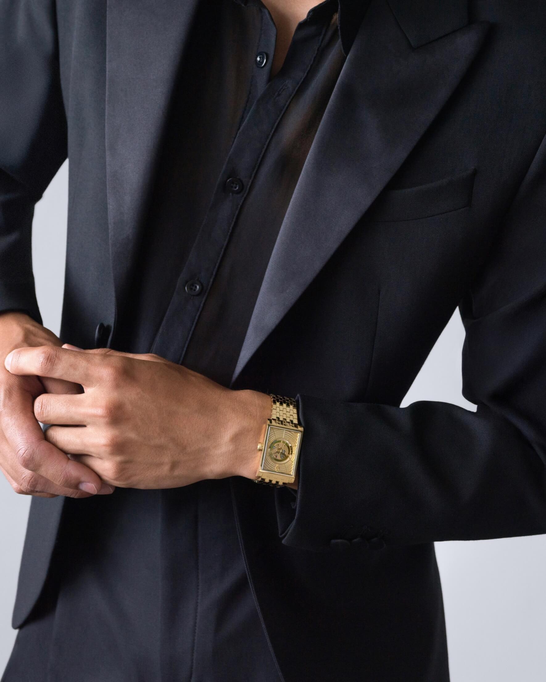 VIEREN Gold Waves men's automatic watch styled with a black blazer