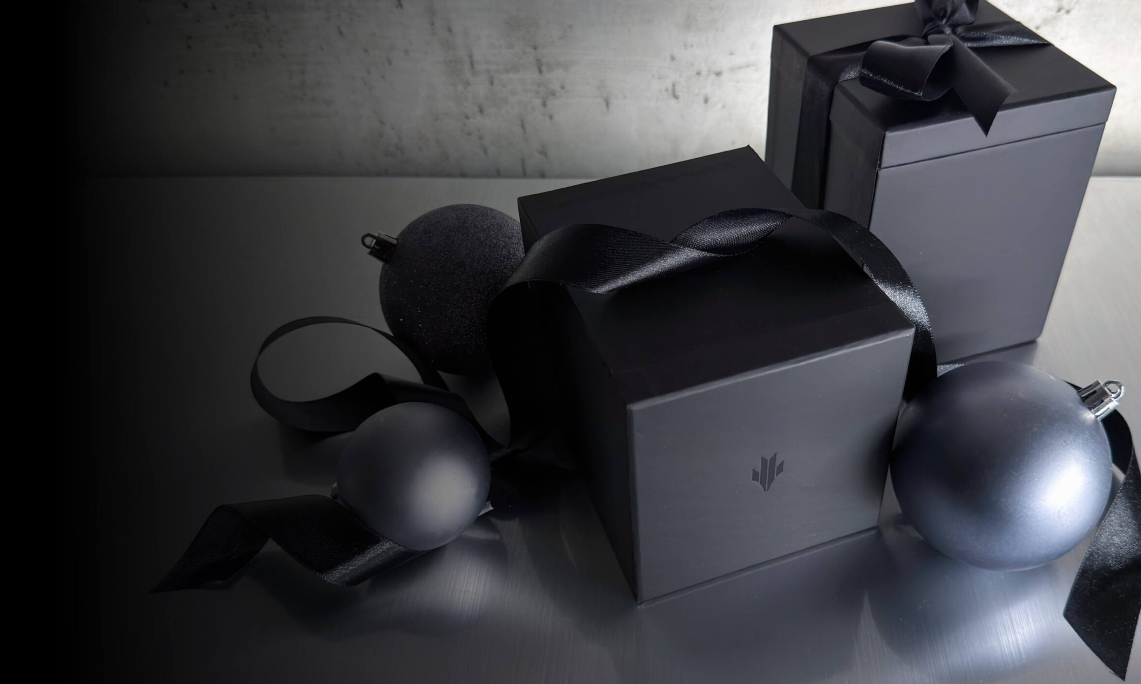 VIEREN watch gift box with holiday decorations for luxury gifting
