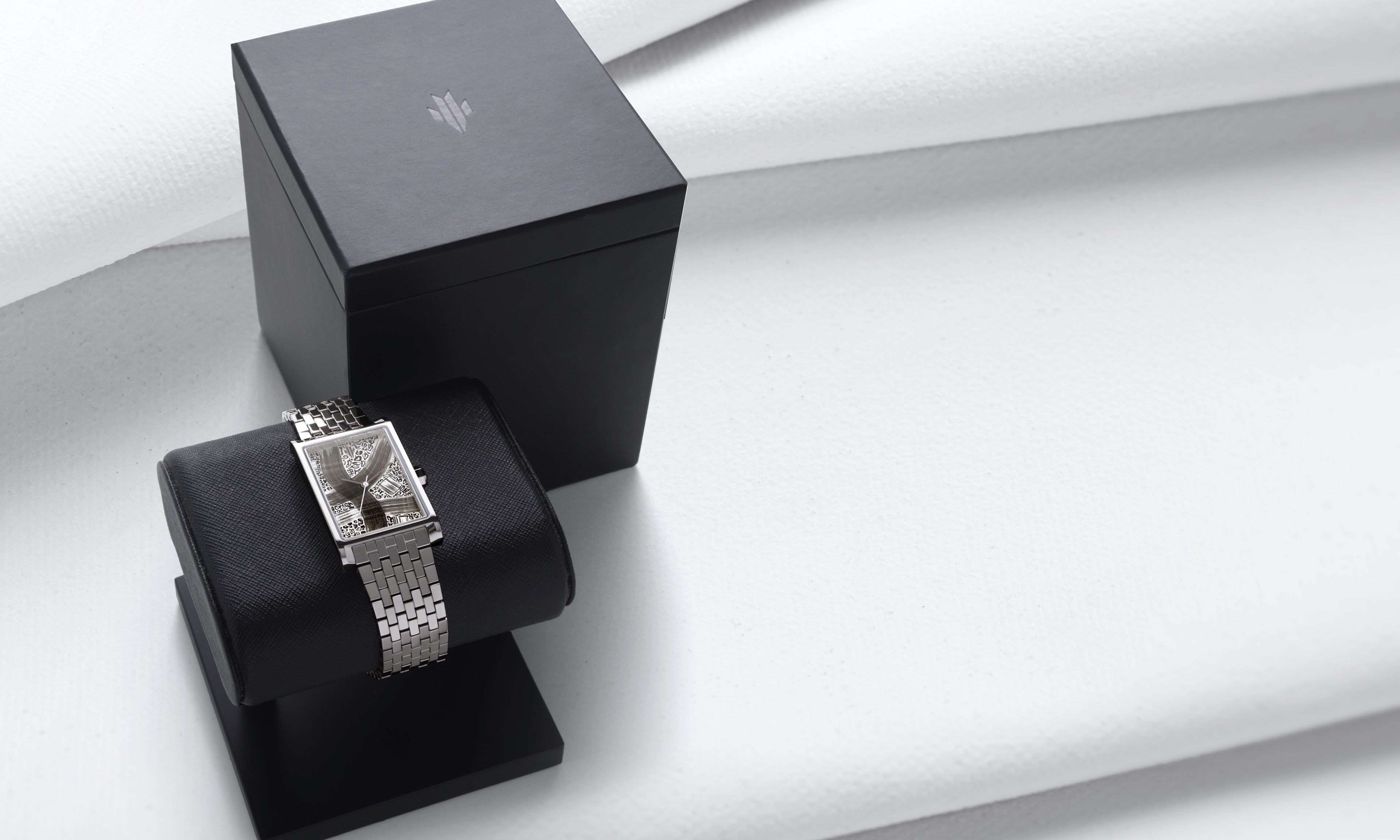 VIEREN x Roberta Boffo rectangular watch with signature box set and display packaging
