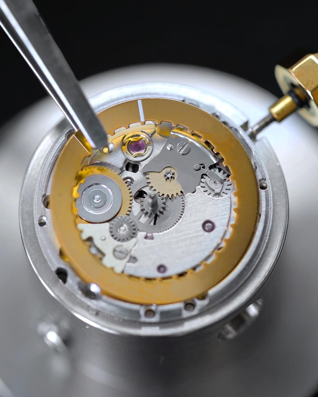 VIEREN gold date disc on Swiss automatic movement inspired by vintage analog speakers