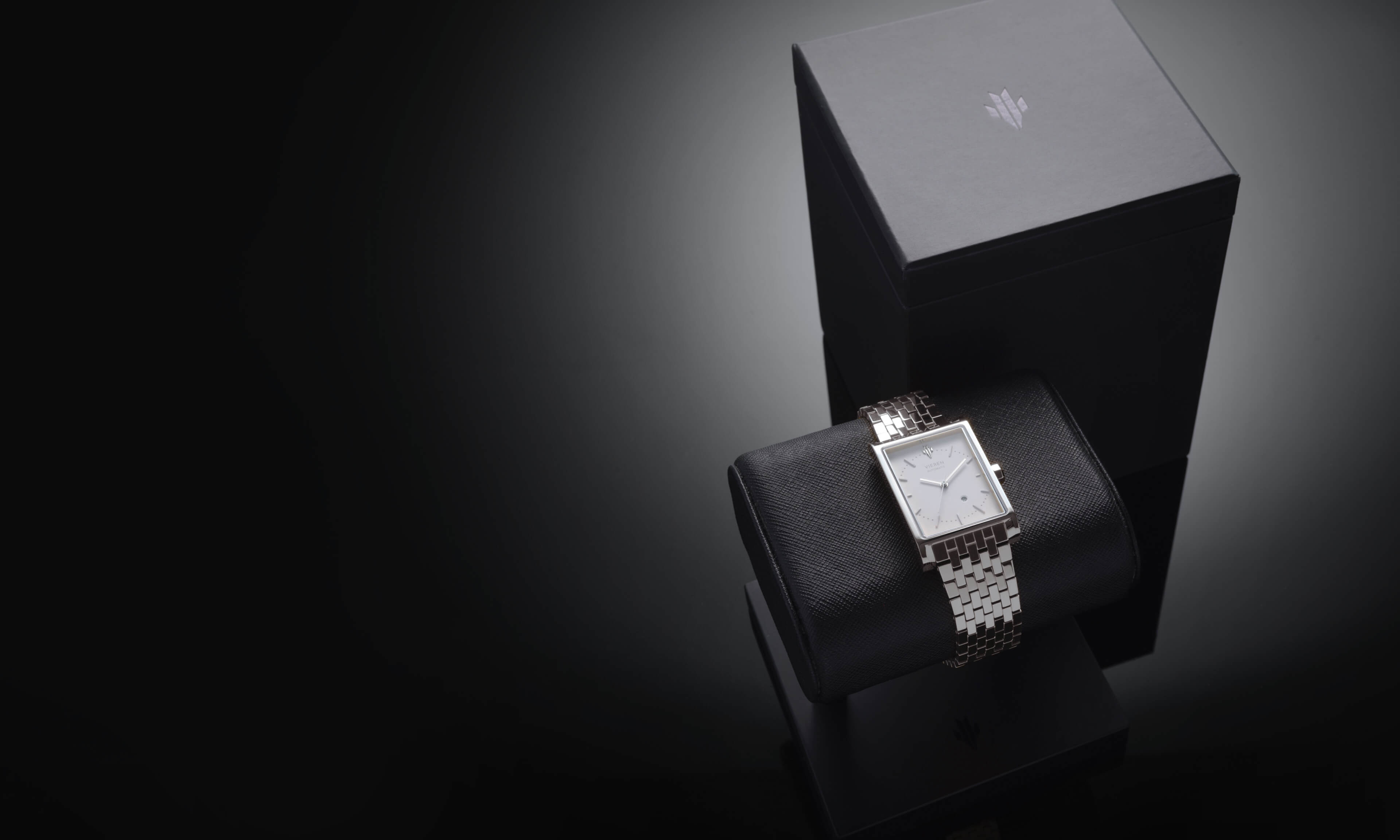 VIEREN White Diamond watch with signature box set and display stand packaging