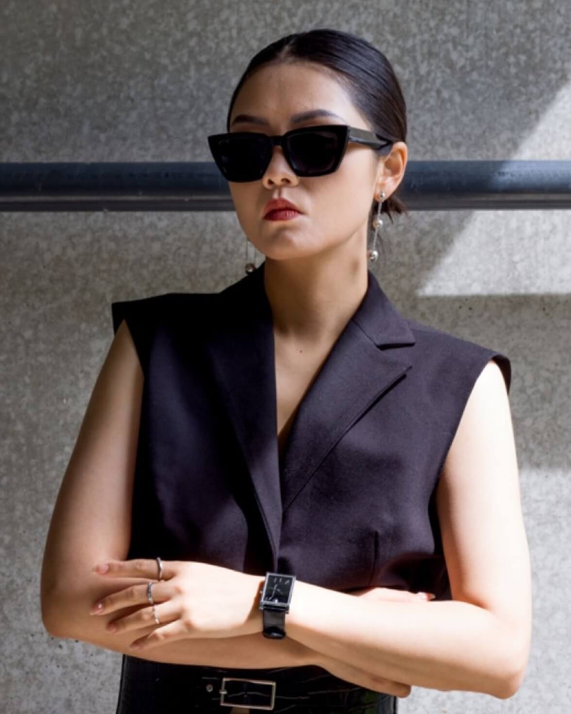 Yuki Zhao wearing the VIEREN Black Croc Leather watch