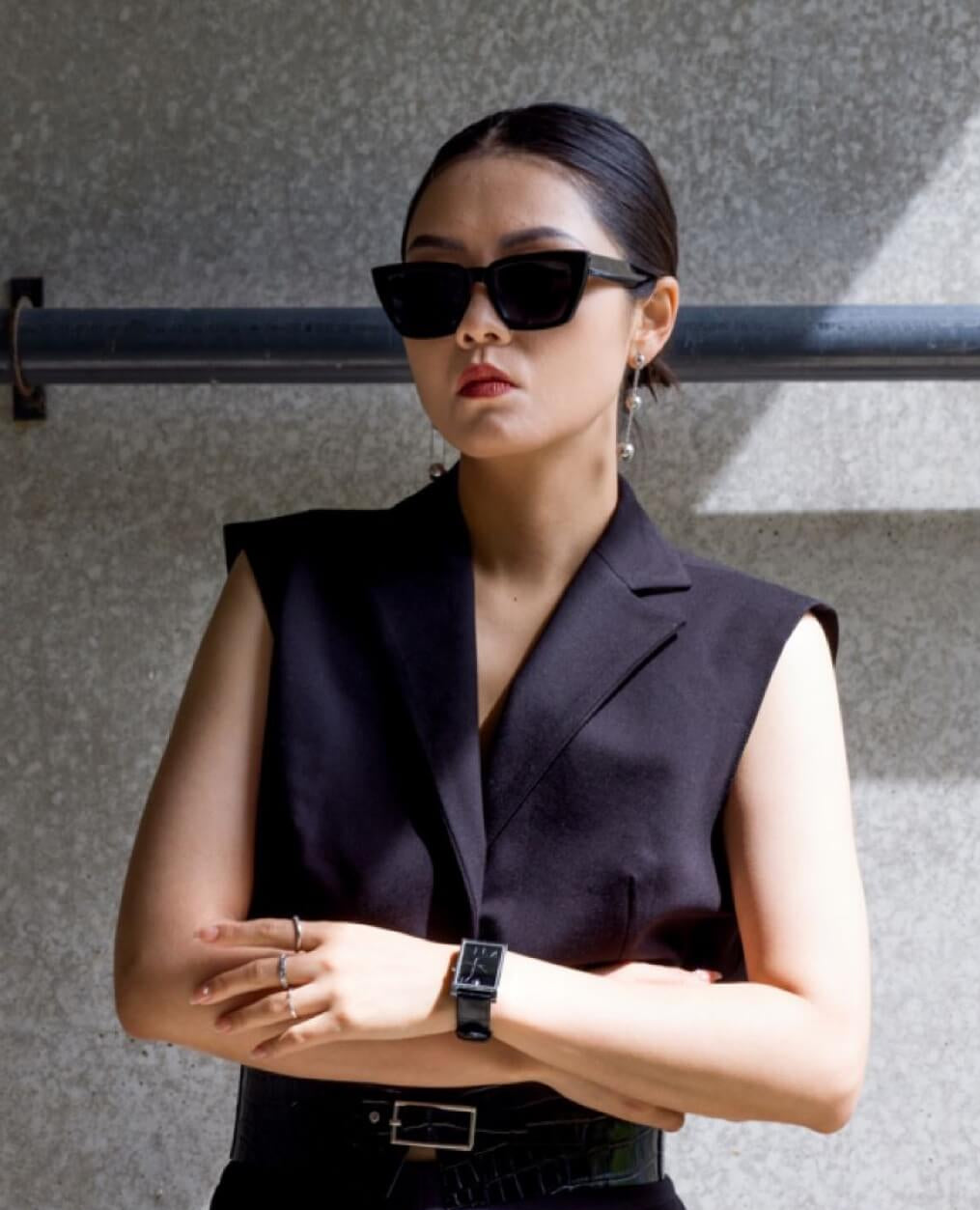 Yuki Zhao wearing the VIEREN Black Croc Leather women's watch gift for her