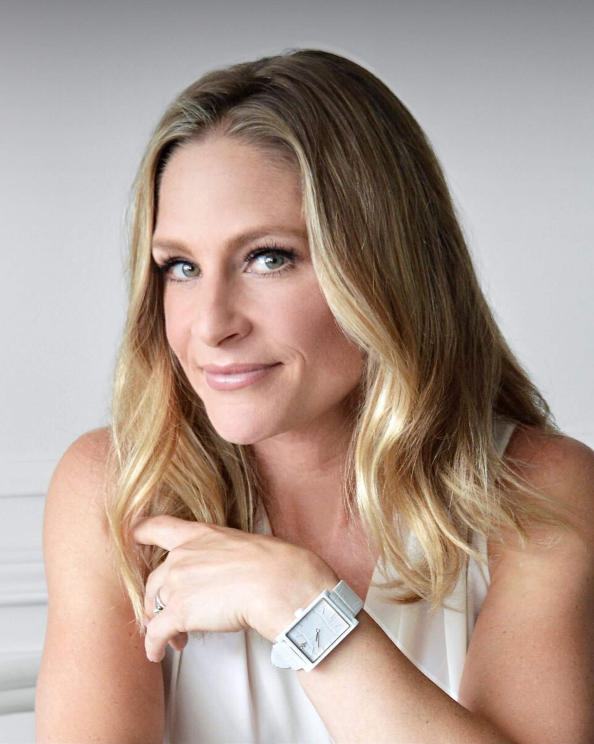 Tara Spencer-Nairn wears VIEREN White Croc leather watch