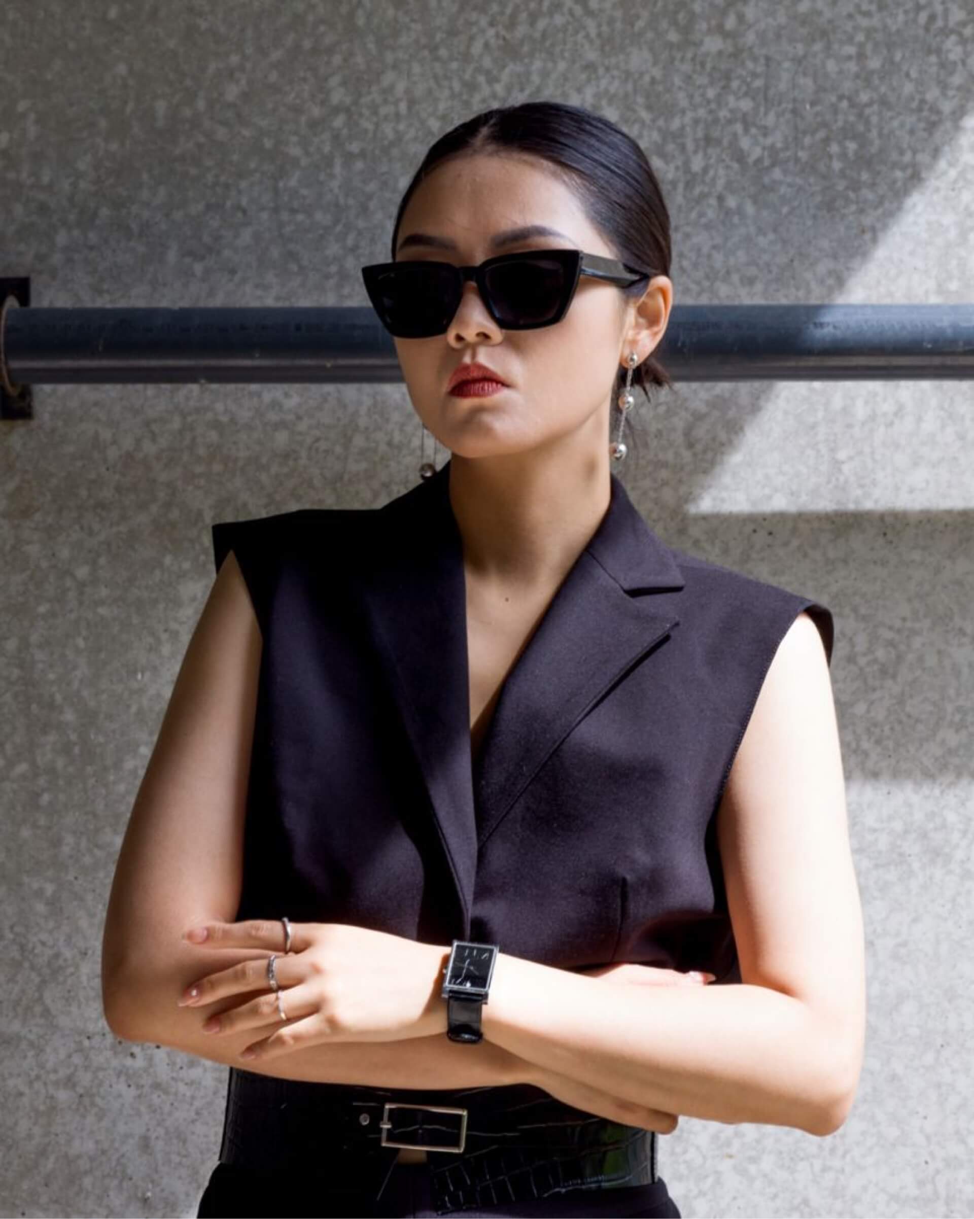 Yuki Zhao wearing VIEREN Black Croc leather watch