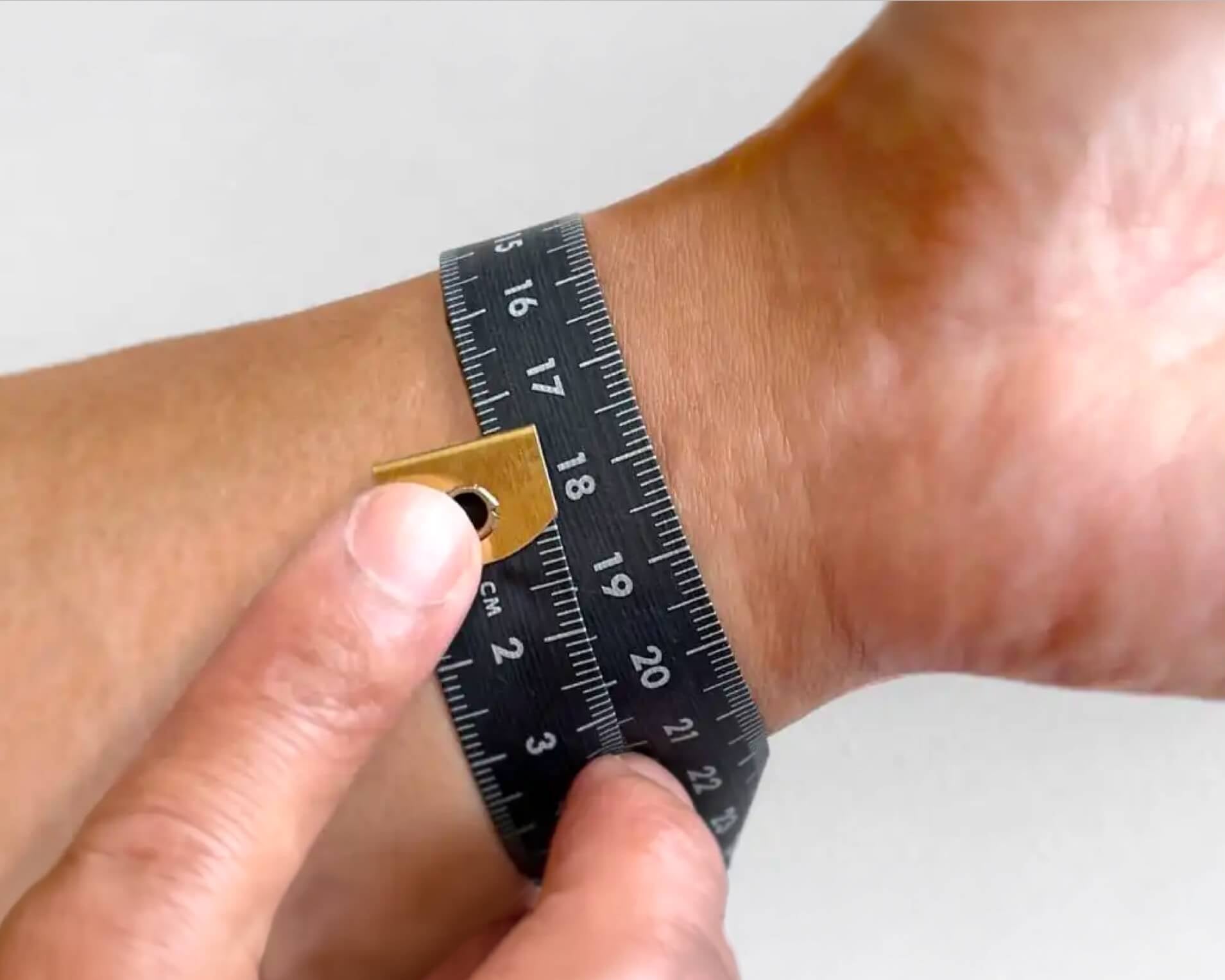 How to measure watch size using a measuring tape around the wrist