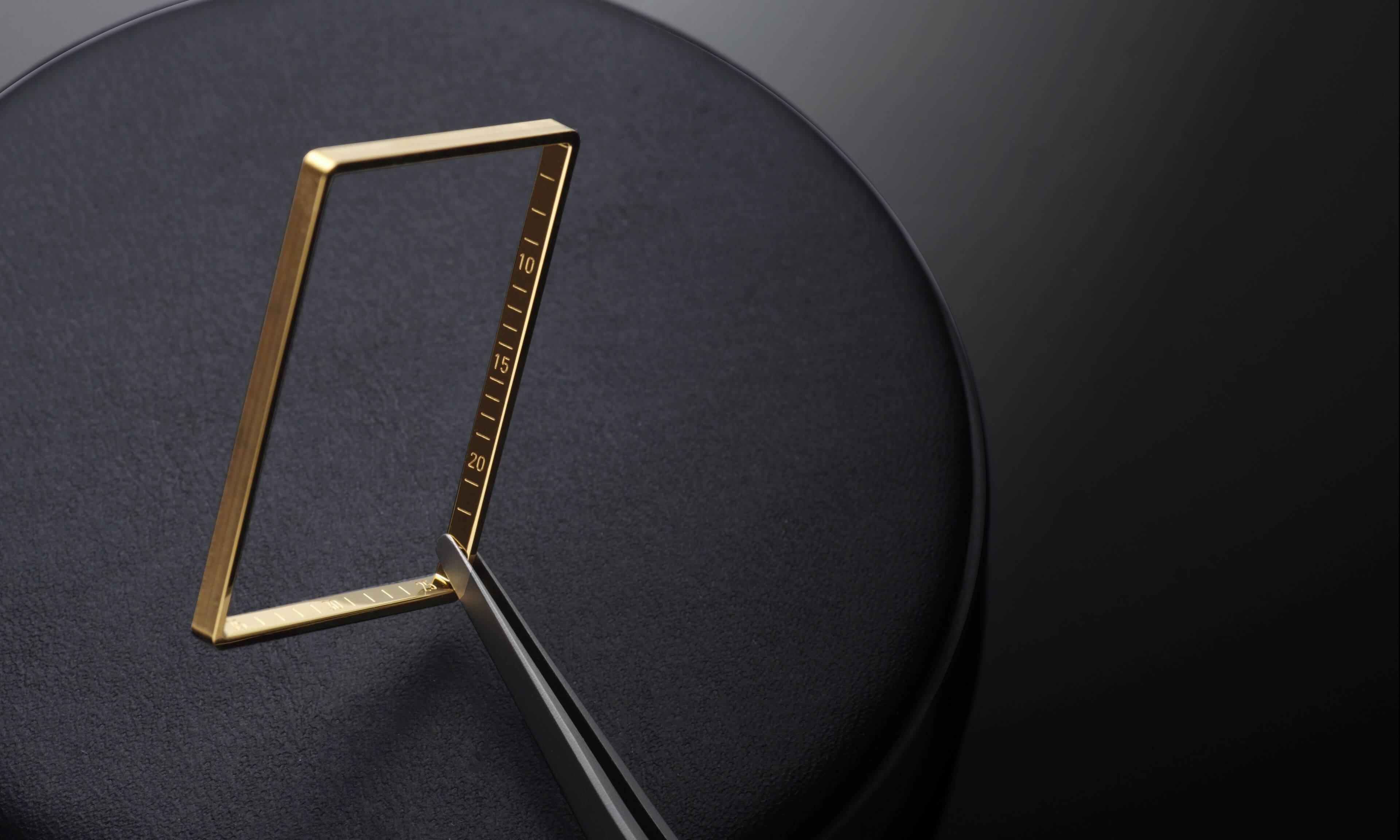 VIEREN signature 18K gold rehaut ring with etched minute tracker detail