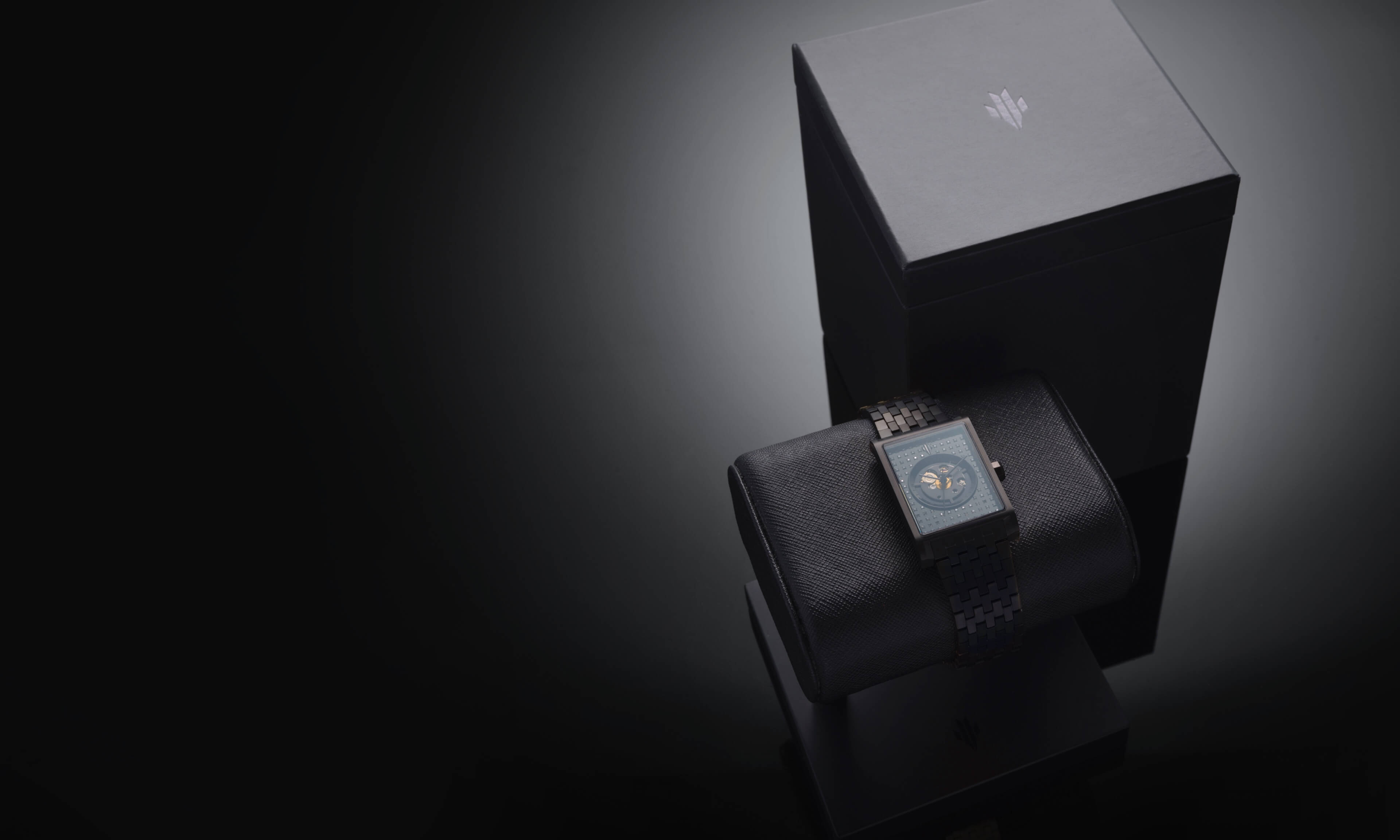 VIEREN Black Stereo Diamond watch with signature box set and display stand packaging