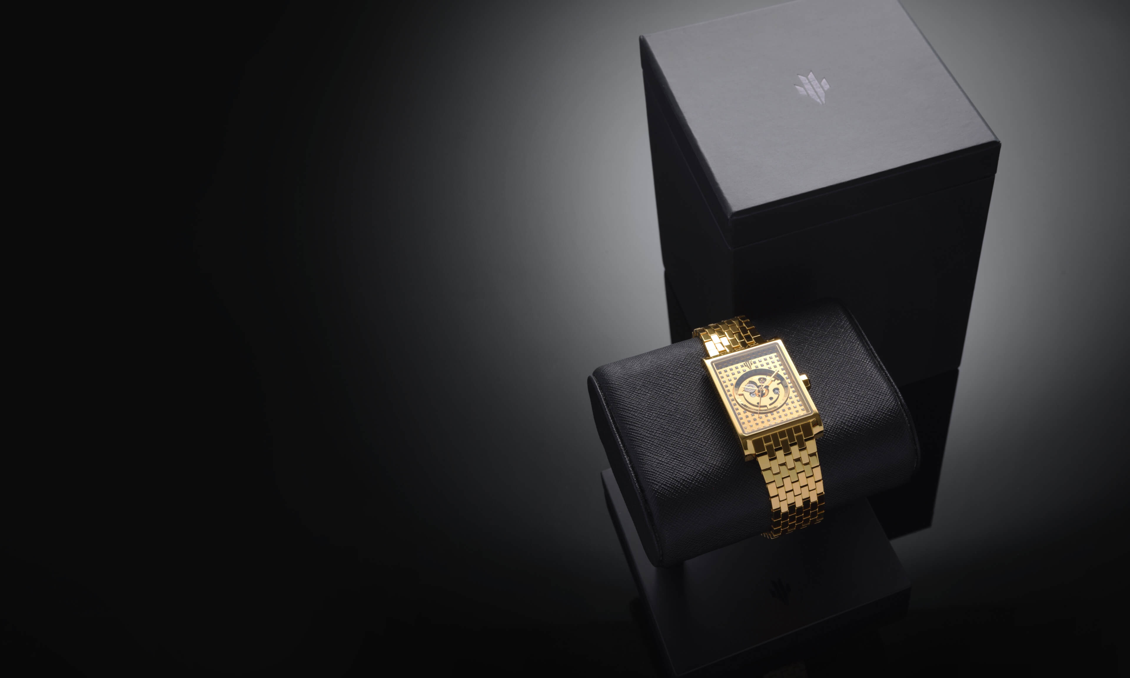 VIEREN Gold Stereo Diamond watch with signature box set and display stand packaging