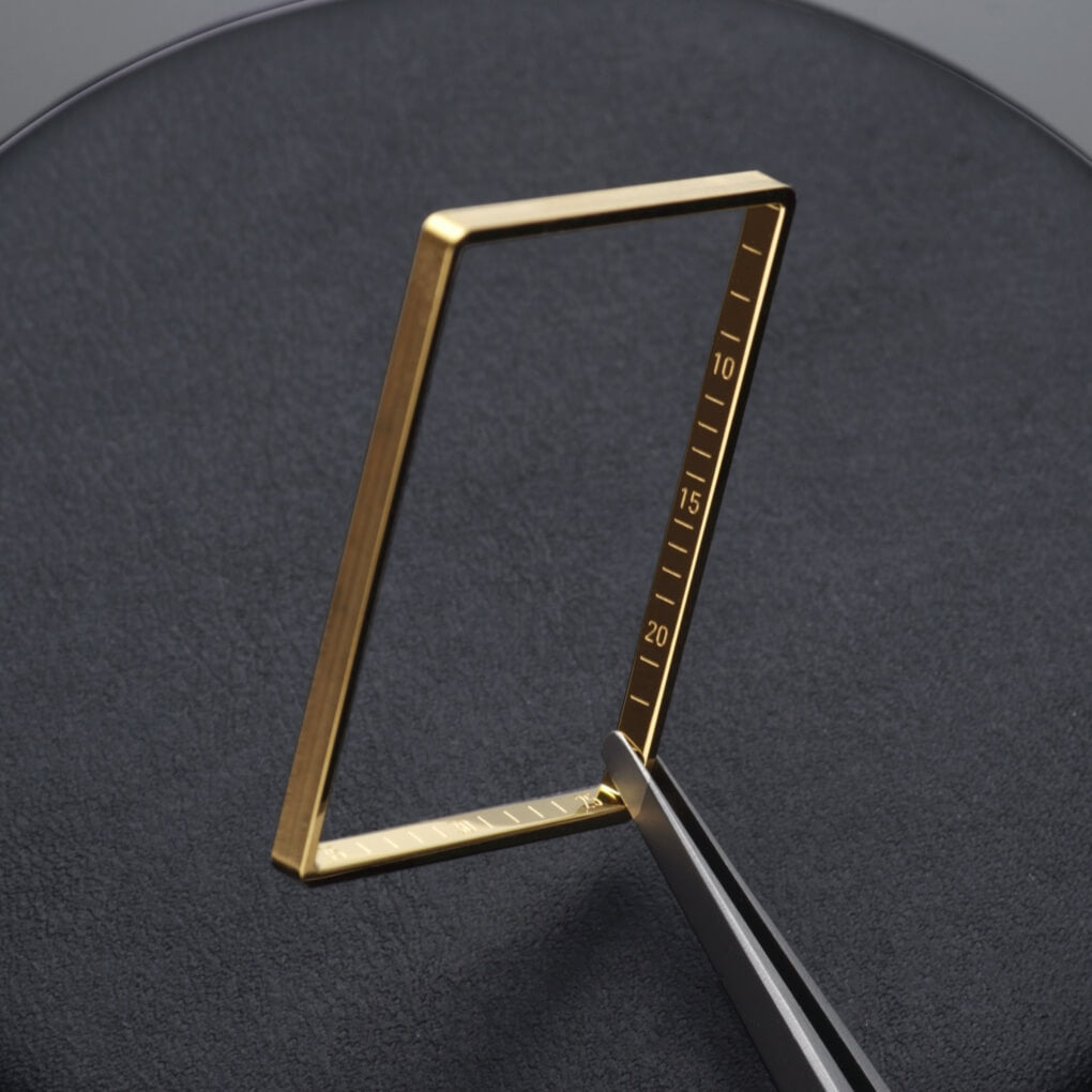 VIEREN Gold Stereo Diamond rectangular watch with 18K gold rehaut ring and etched minute tracker detail