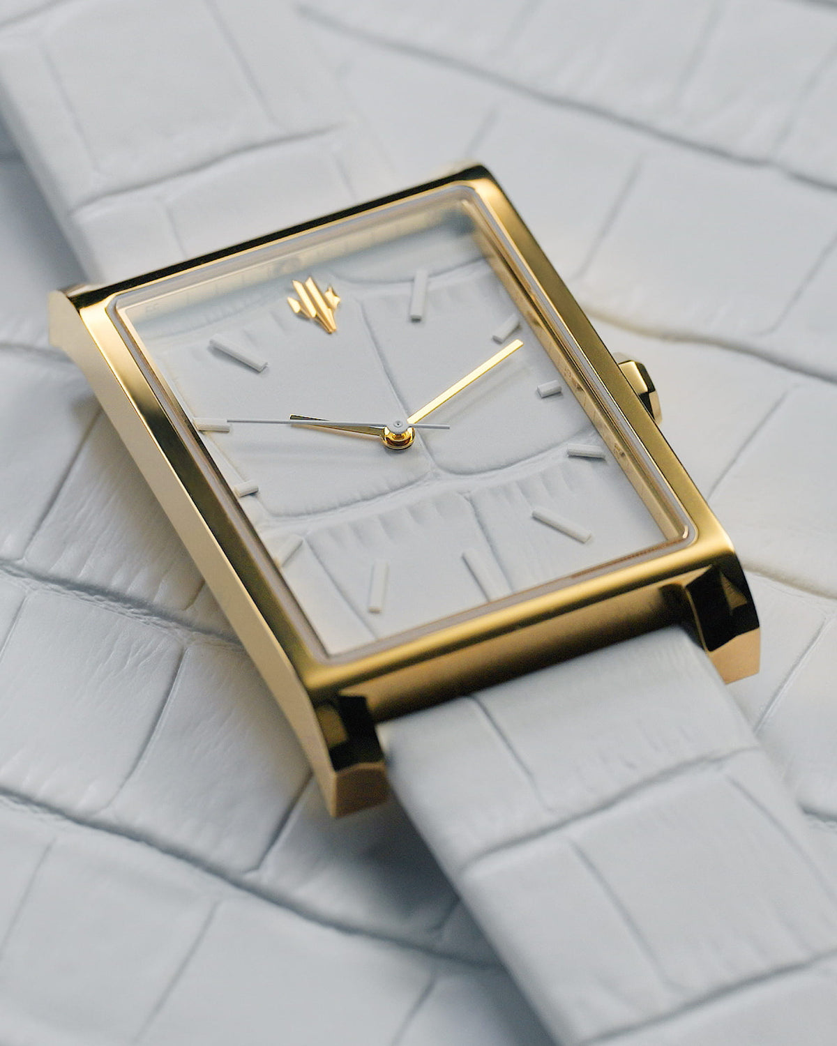 VIEREN gold rectangular watch case with croc-embossed white leather dial close-up
