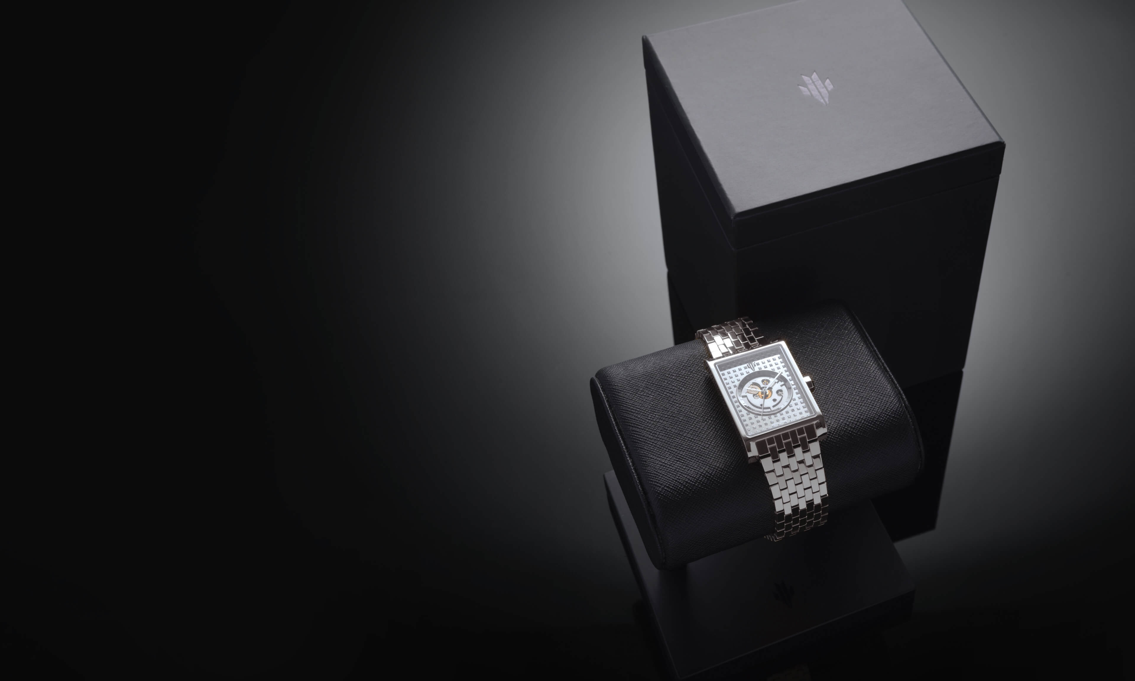 VIEREN Steel Stereo Diamond watch with signature box set and display stand packaging