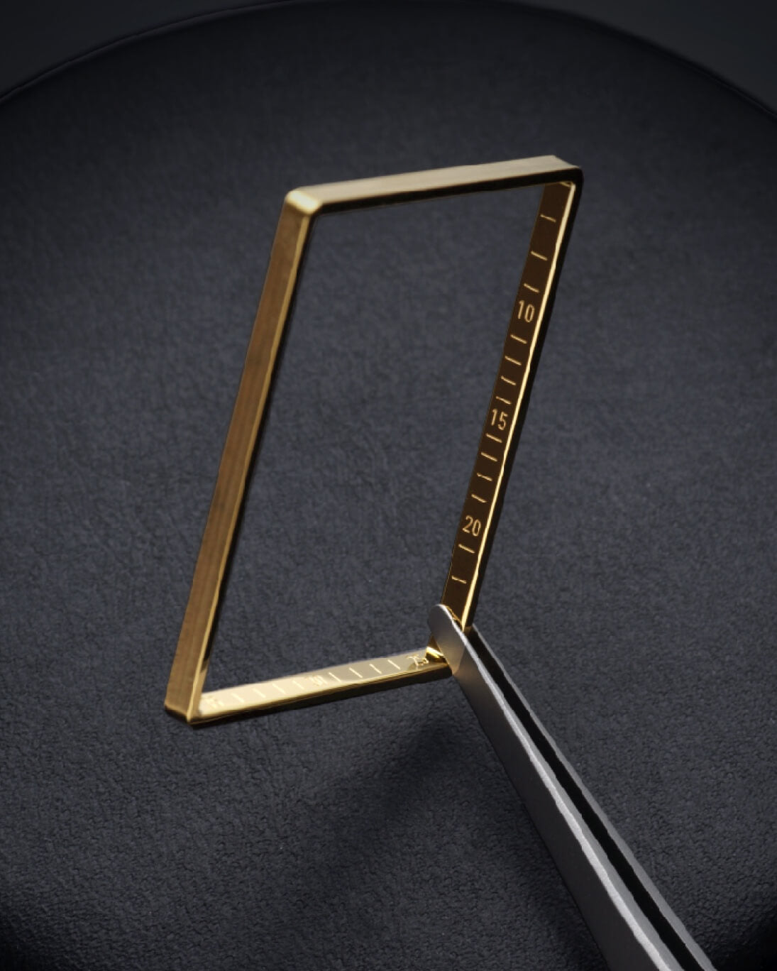 VIEREN signature 18K gold rehaut ring with etched minute tracker detail